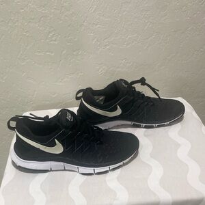Nike Free Trainer Black and White Athletic Shoes
Size 8
